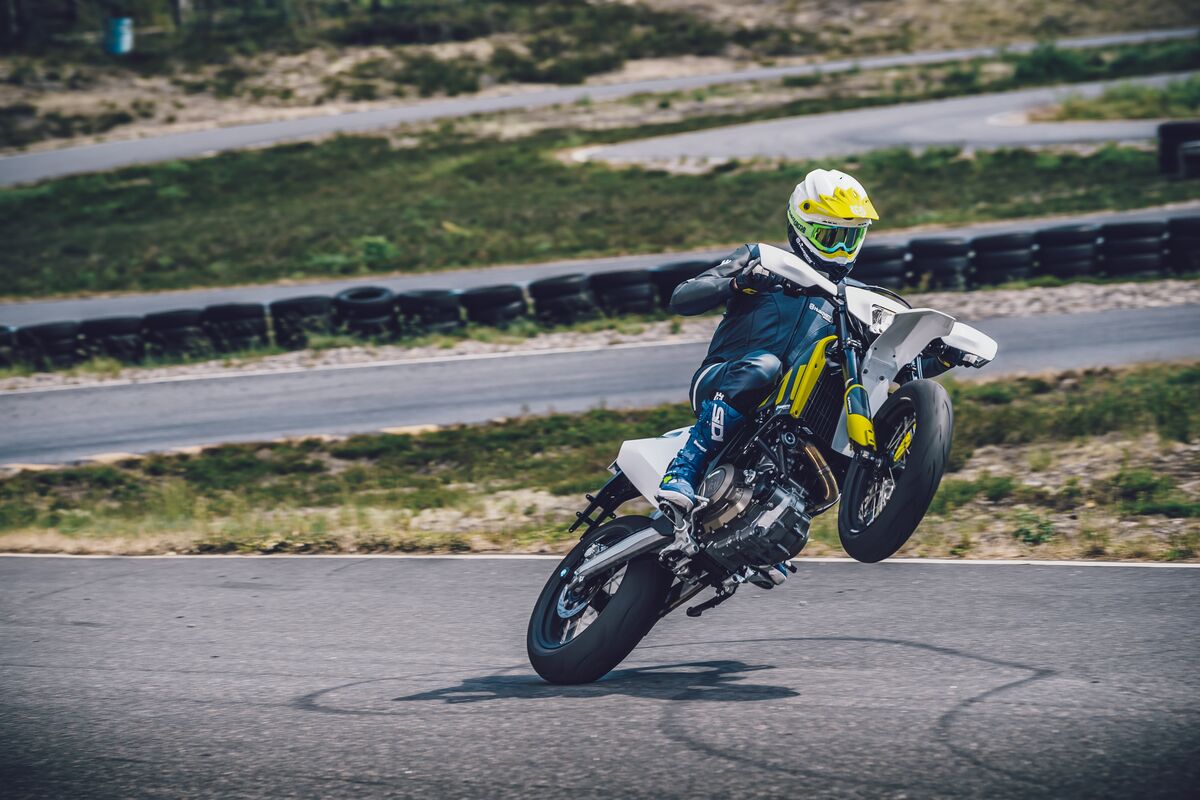 701 SM 2022 im Wheelie