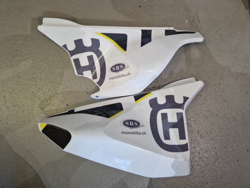 Seitenspoiler mit grossem H Logo hinten, rechts und links mit Decor, Husqvarna 701 Supermoto