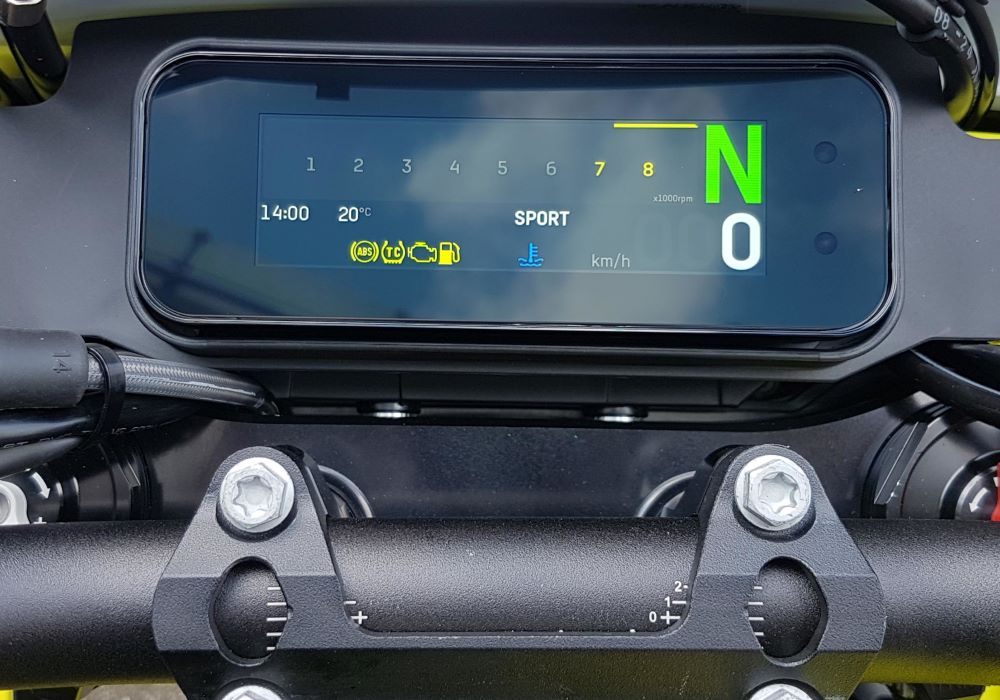 701-Supermoto-2026-Black-Edition-TFT Display