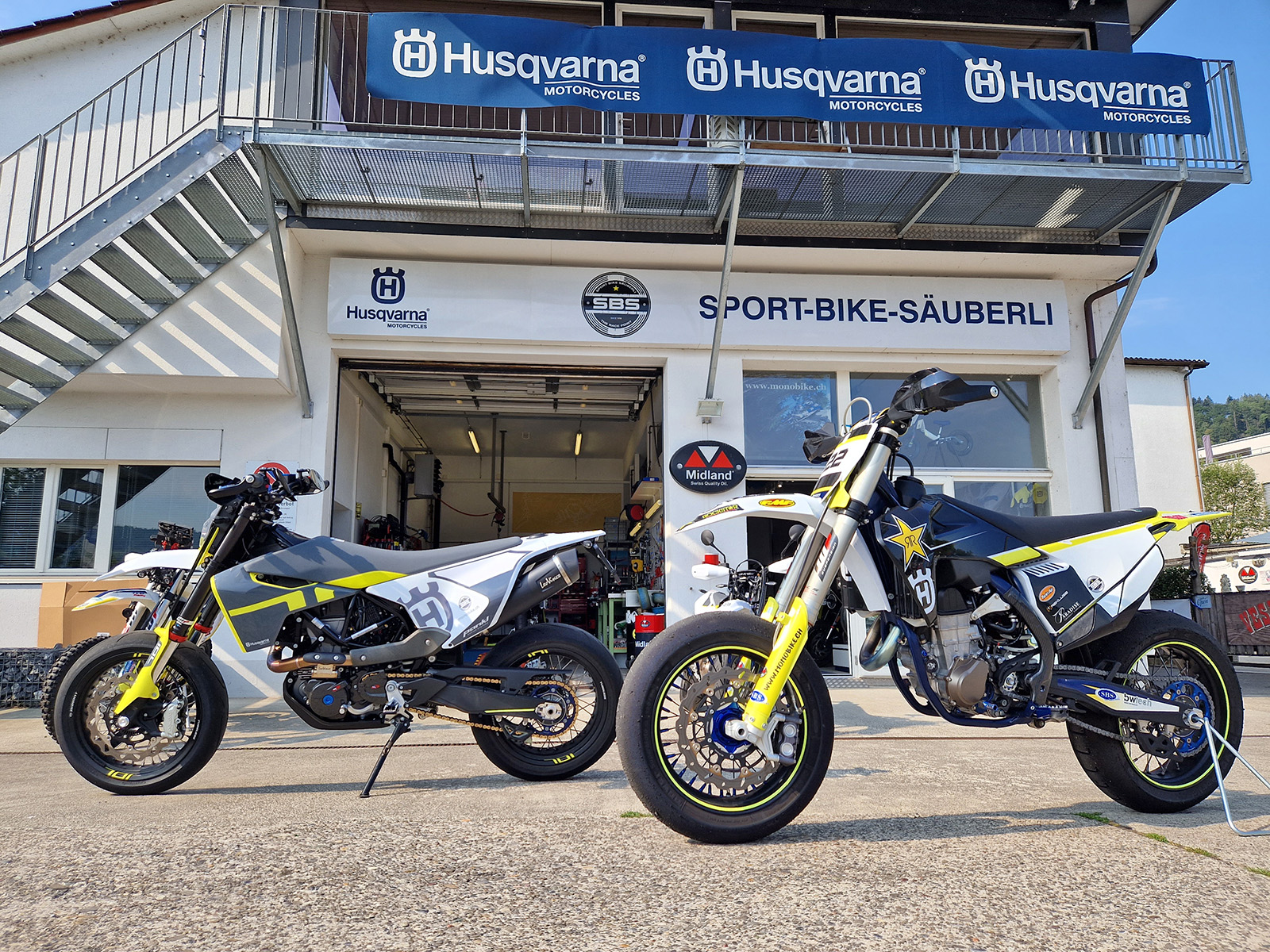 Vor dem Husqvarna Motorradgeschäft in Thurgi bei Baden.