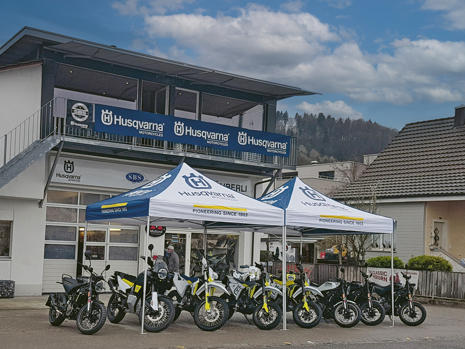 Vor dem Husqvarna Motorradgeschäft in Thurgi. Verschiedene Husqvarna-Modelle ausgestellt.