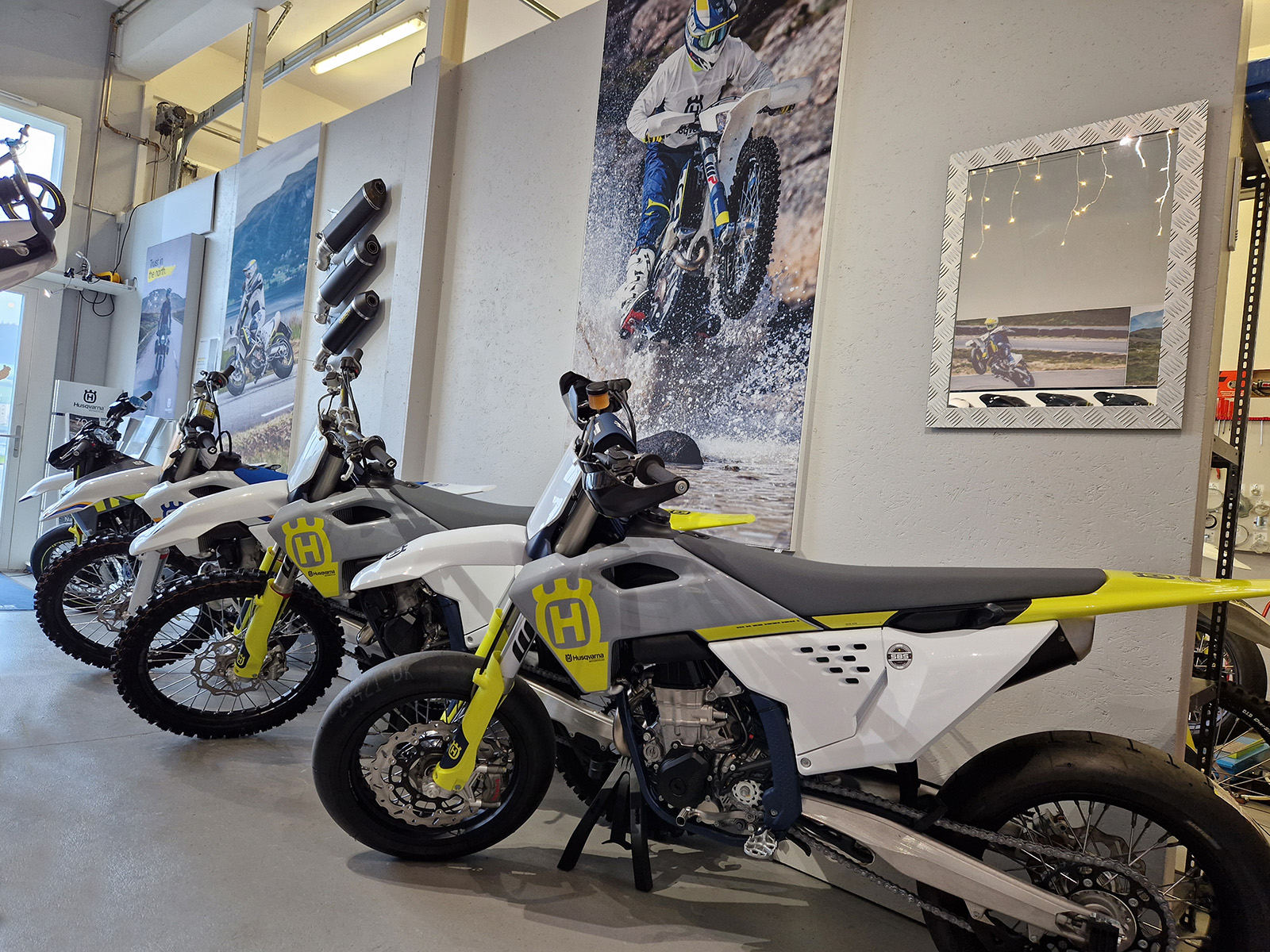 Ausstellung im Motorradgeschäft SBS Sport Bike Säuberli in Thurgi bei Baden.